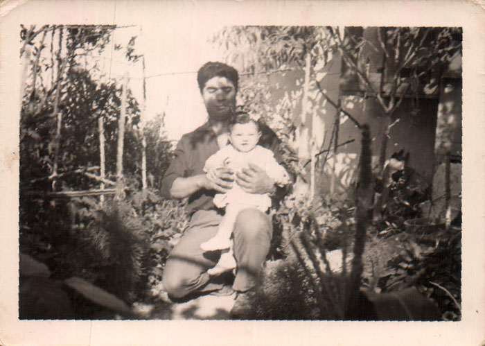 Ana Cristina en el patio de casa con su padre – 1966
