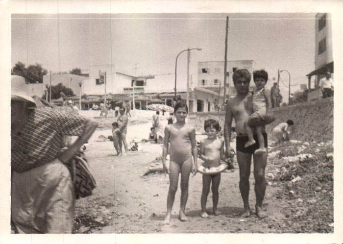 Ana Cristina con sus hermanos y su padre de playa – 1973