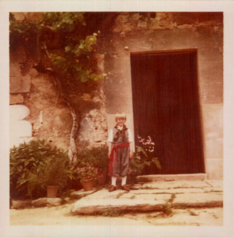 El meu cunyat vestit de pagés davant la casa des carreró – 1977