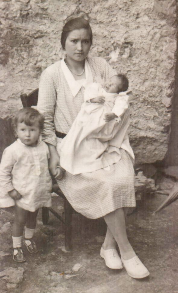 Madre con dos hijos – 1943