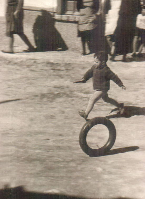 Niño jugando a la rueda (Aguilas, Murcia) 1965