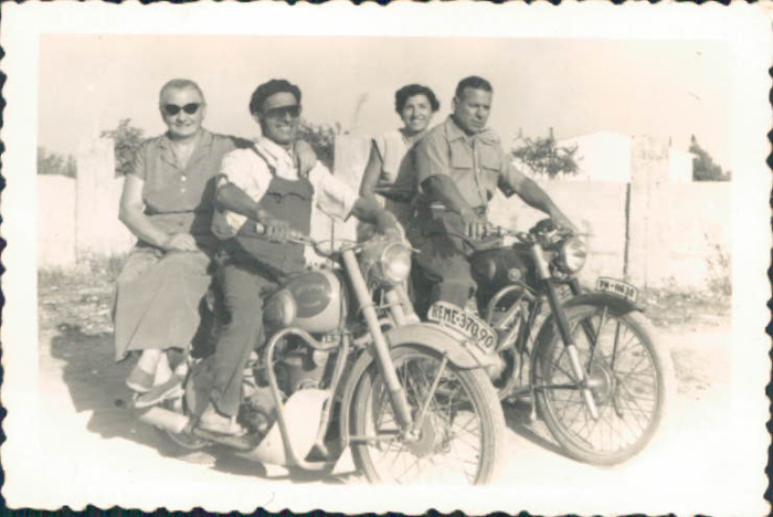 Con las motos tía Josefina y padres – 1970