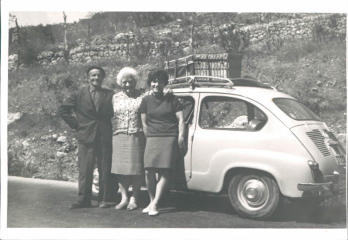 Con el coche de paseo, tía Josefina – 1970