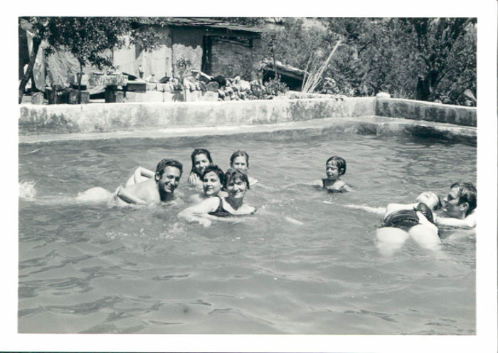 En la piscina en familia – 1970