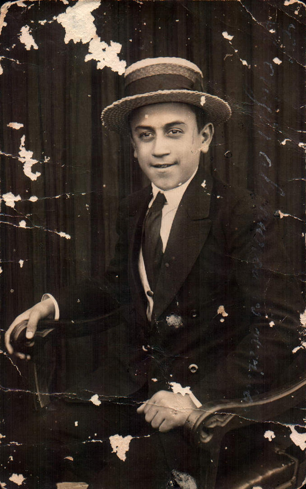 Familiar con sombrero – 1920