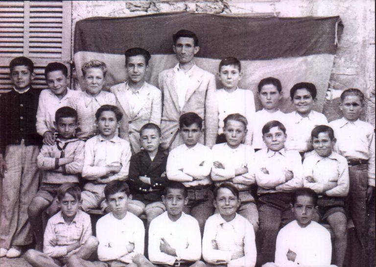 En el colegio, maestro y alumnos – 1940