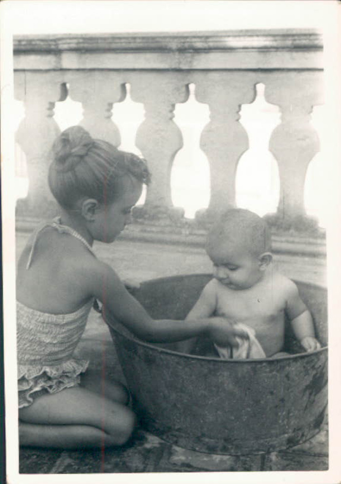 Carme y Pere, baño – 1958