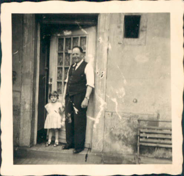 Niña pequeña y padre – 1952