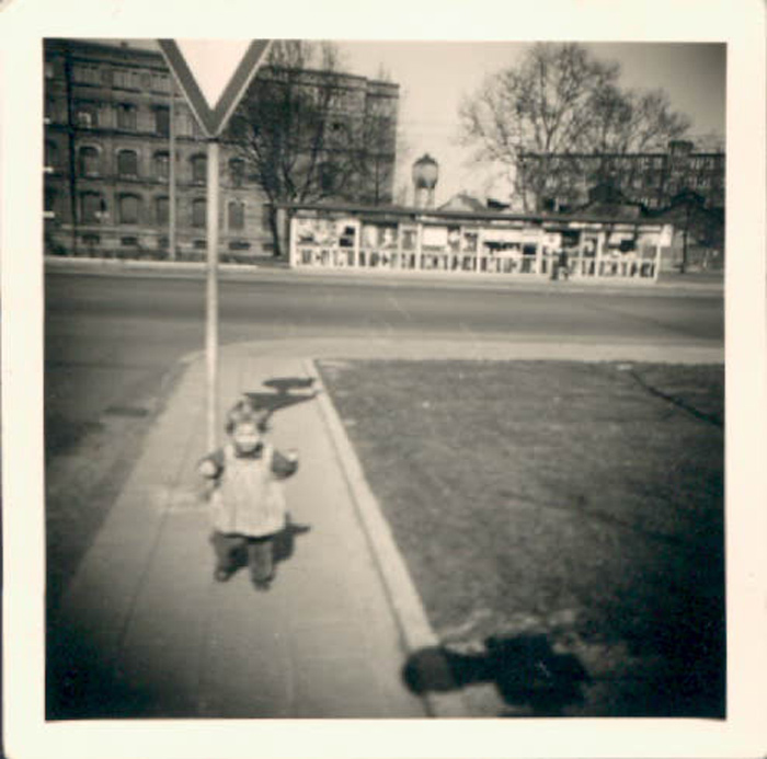 Niña pequeña en la calle – 1952