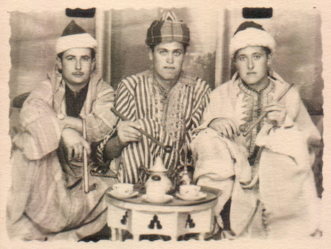 Tres hombres tomando té (Tetuán) 1958