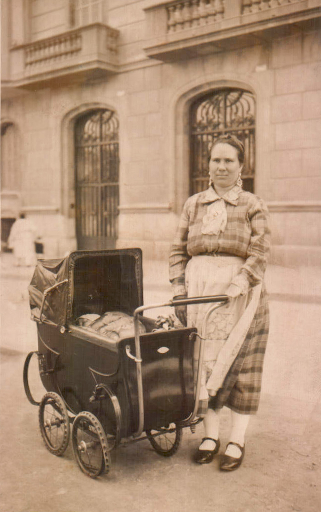 Mujer con carrito (Barcelona) 1932