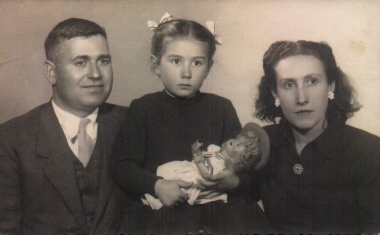 Joana Miralles amb pares: Bernat i Sebastiana – 1947