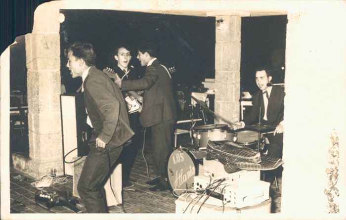 Padre con grupo musical – 1952