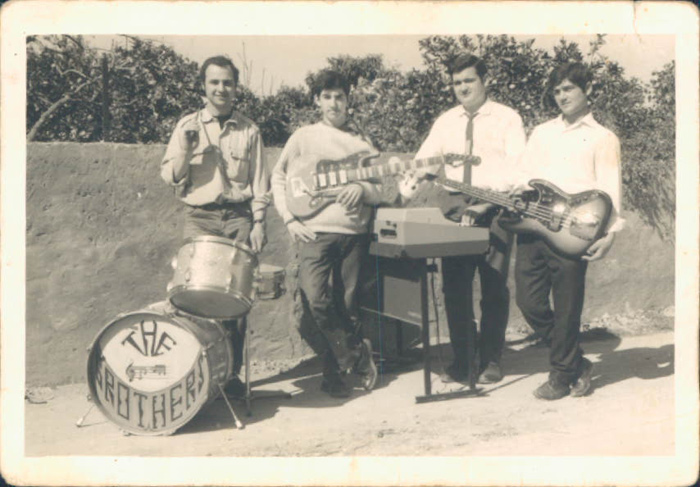 Padre y grupo musical – 1970