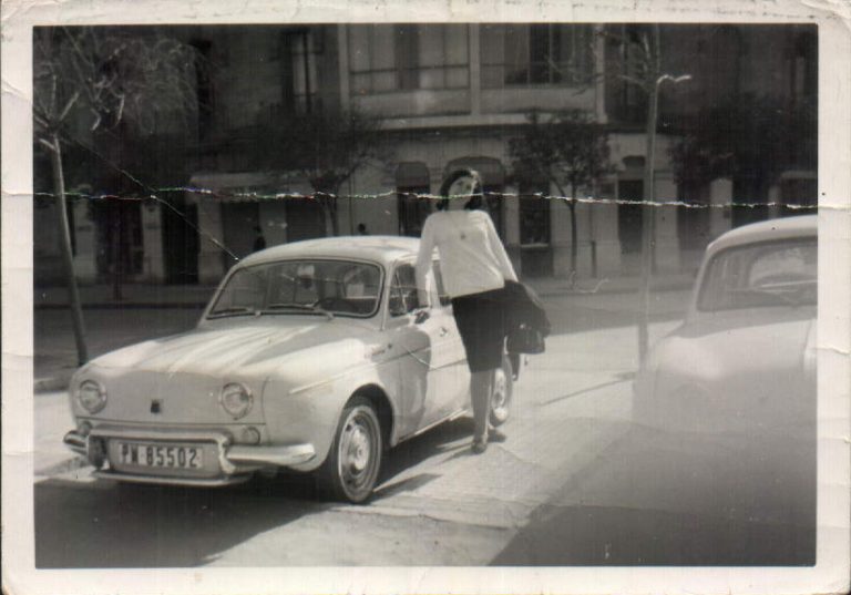 Junto al coche	– 1967