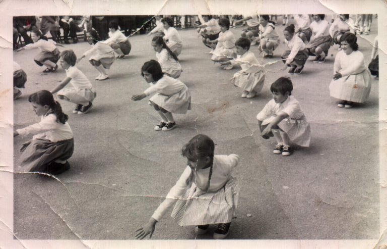 Gimnasia en el patio del colegio (Ciudad Real) 1977