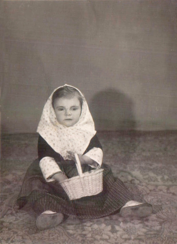 Niña vestida de payesa – 1956
