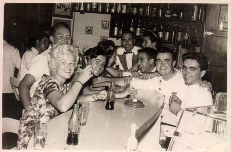 Tomando copas, bar Hotel Sabina – 1958