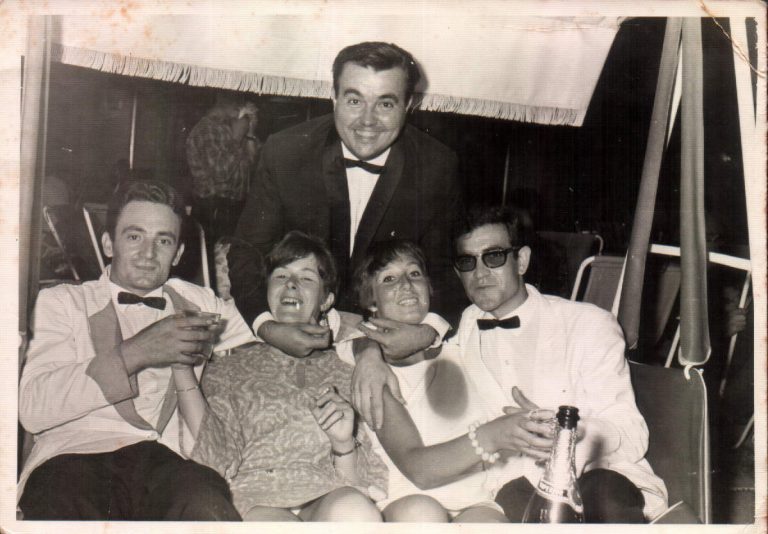 TOMANDO COPAS BAR HOTEL SABINA - 1958