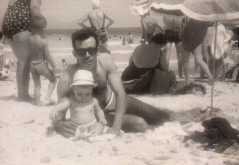 Padre y bebé en la playa (Can Picafort) 1967