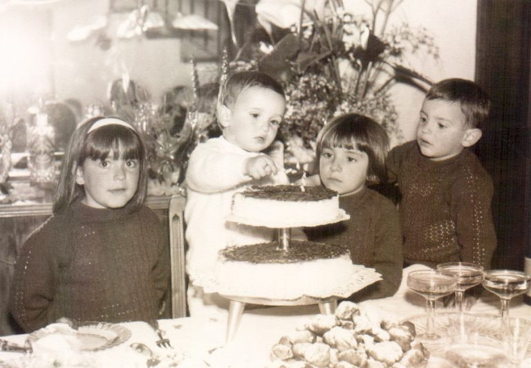Niños con tarta de cumpleaños – 1968