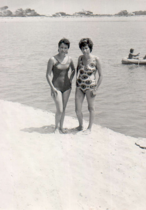 Hermanas en la playa – 1960