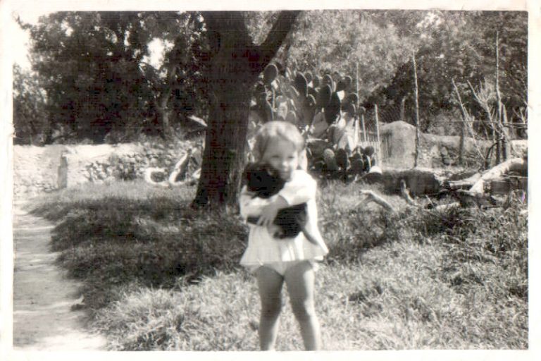 Niña con perrito – 1963