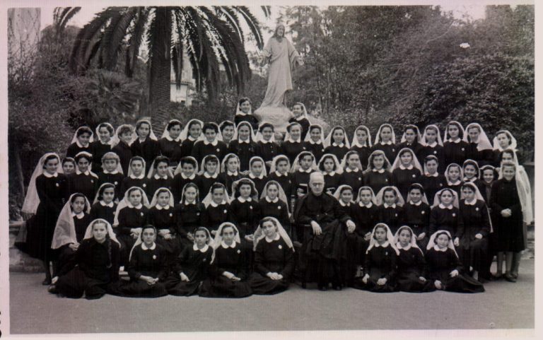Estudiants trinitaries al jardí de l´escola – 1954
