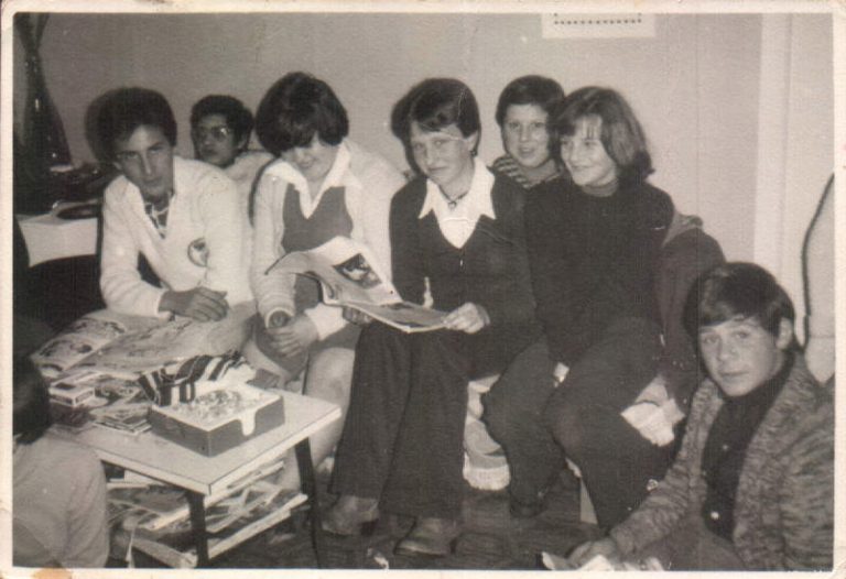 Grup d´amics a una casa (Sant Jordi) 1977
